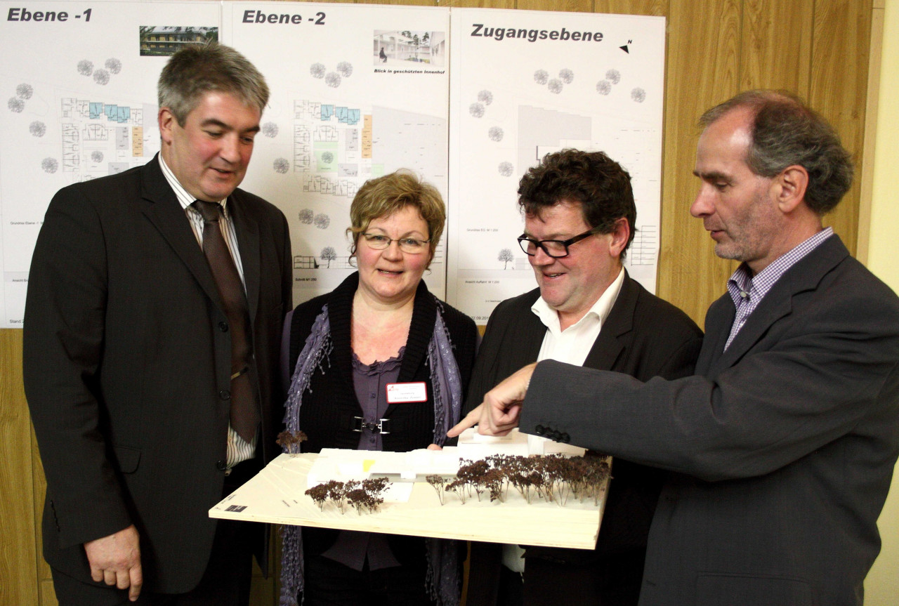 Bürgermeister Stefan Louis, Hausleiterin Roswitha Zenner, Stephan Manstein und Architekt Thomas Hepp 