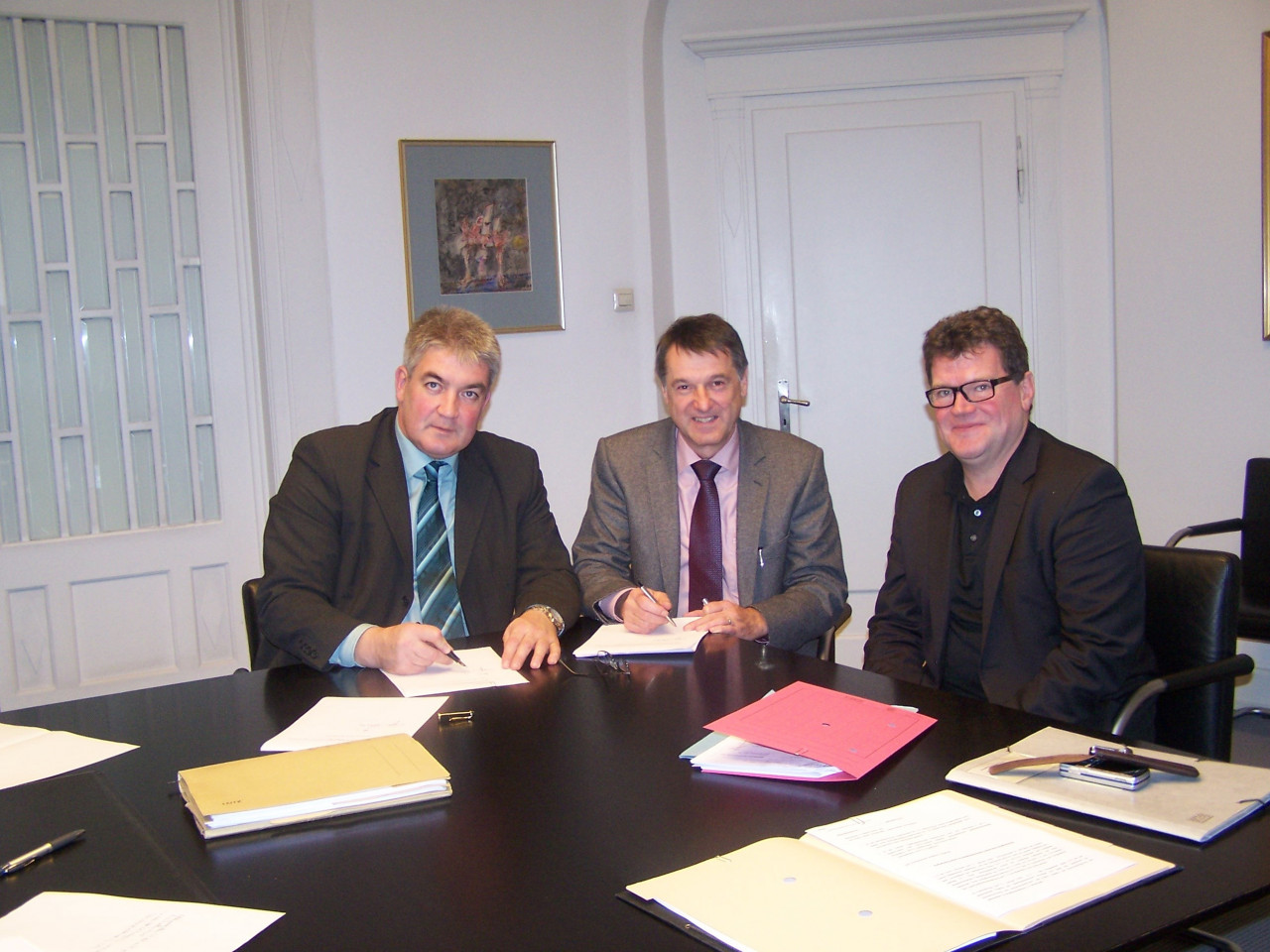 Bürgermeister Louis, Hans-Joachim Backes und Stephan Manstein (von links) bei der Vertragsunterzeichnung.