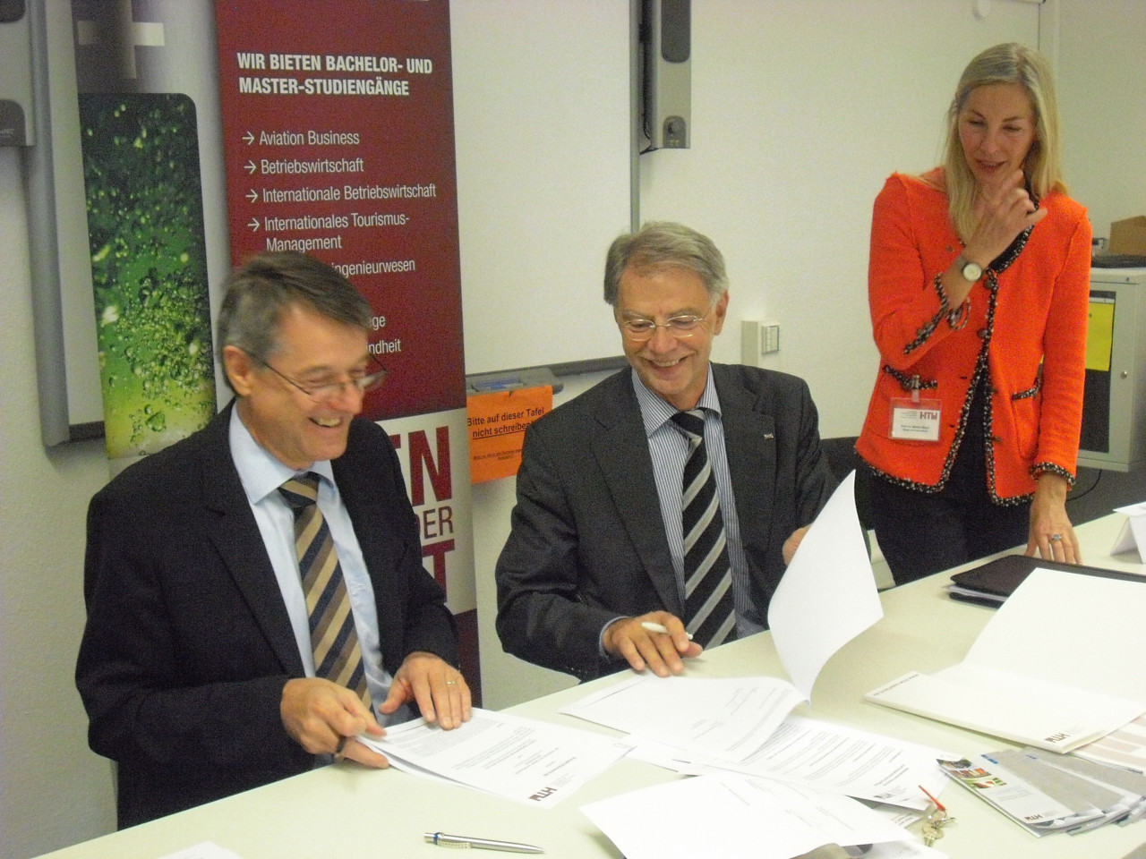 cts-Geschäftsführer Hans-Joachim Backes, HTW-Rektor Prof. Dr. Wolfgang Cornetz und Studiengangleiterin Martha Meyer (von links). 