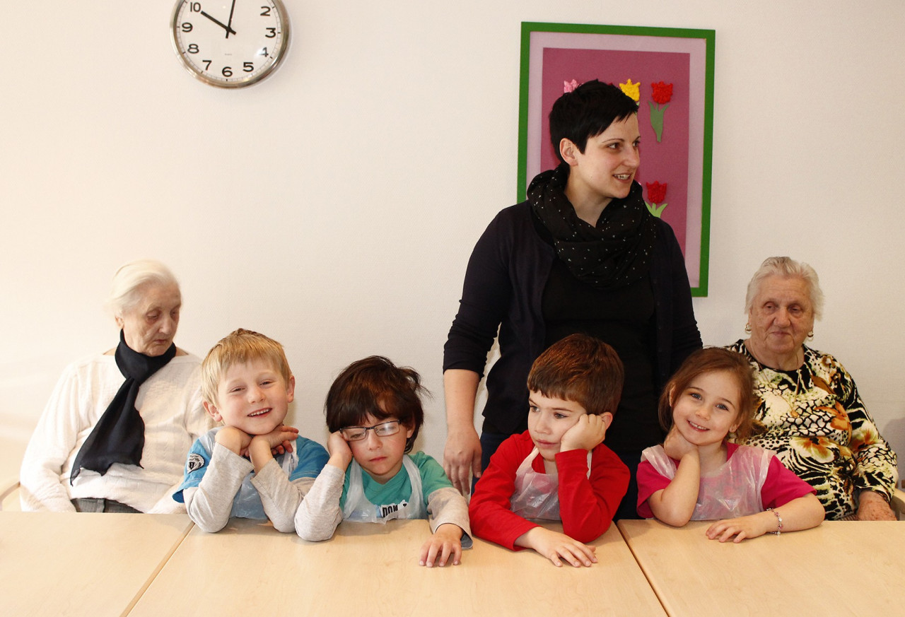 Fröhlicher Besuch der Kinder