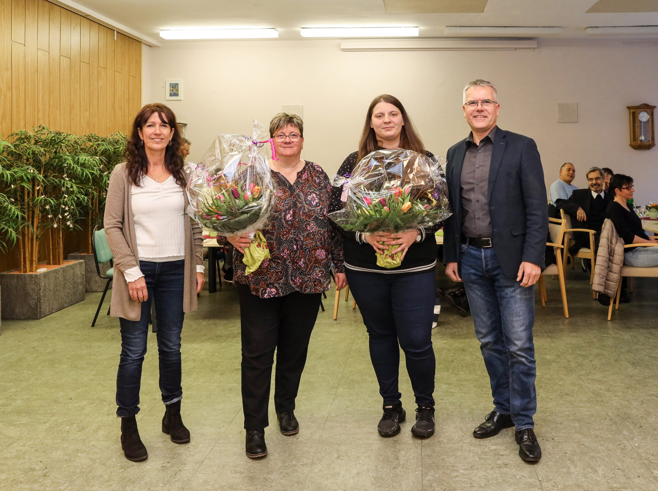 v.l. Hausleiterin Andrea Magin, Nicole Lauk, Angelique Strauß, cts-Altenhilfe Direktor Michael Groß